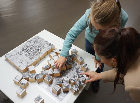 Zwei Teilnehmerinnen beim Familienprogramm im Museum der Stadt Füssen.