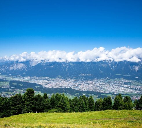 Bergpanorama mit Blick auf Innsbruck