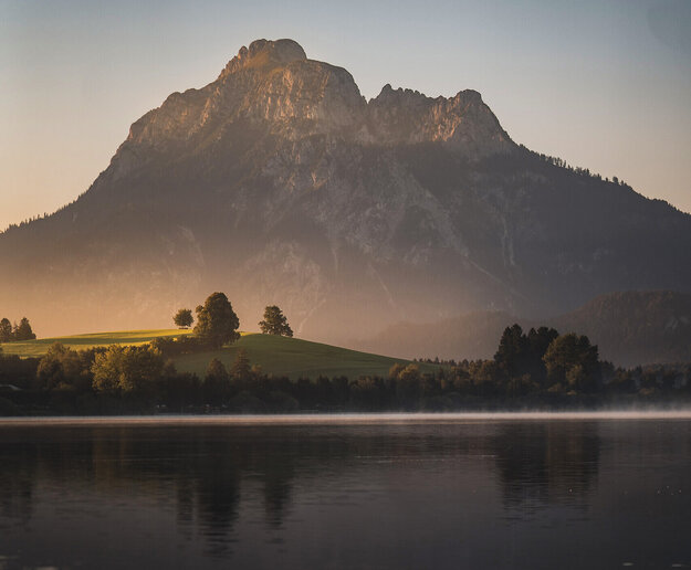 Der Säuling im Abendlicht, im Vordergrund der Forggensee in Füssen