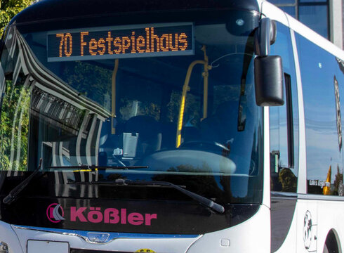 Zur Festspielhaus-Website Zubringerbus der Firma Busreisen Kößler