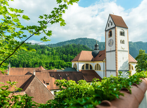 Weitere Informationen Blick auf die Kirche St. Mang in Füssen