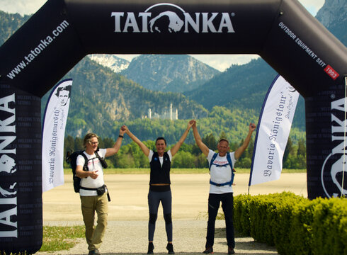 Zur Veranstaltungswebsite Drei Teilnehmer beim Bavaria Königsmarsch Allgäu 2024 beim Zieleinlauf.