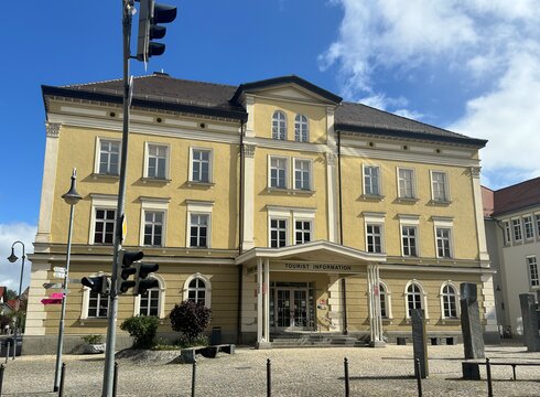Außenaufnahme der Tourist Information Füssen am Kaiser-Maximilian-Platz im Stadtzentrum Außenaufnahme der Tourist Information Füssen