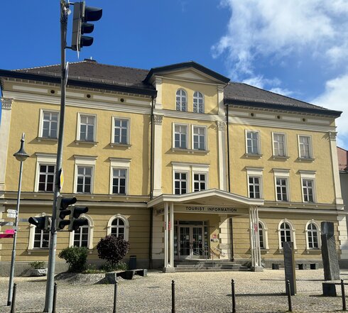 Außenaufnahme der Tourist Information Füssen am Kaiser-Maximilian-Platz im Stadtzentrum Außenaufnahme der Tourist Information Füssen