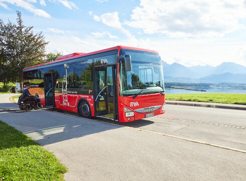 Weitere Informationen Linienbus beim Halt in Hopfen am See
