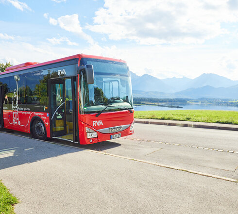 Foto eines Nahverkehrs-Busses mit dem Forggensee und den Ammergauer Alpen im Hintergrund Foto eines Nahverkehrs-Busses mit dem Forggensee und den Ammergauer Alpen im Hintergrund