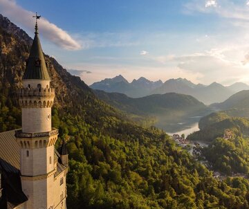 Schloss Neuschwanstein mit Berglandschaft