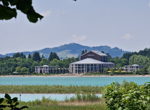 Zu den Veranstaltungsinformationen auf der Festspielhaus-Website Blick über den Forggensee auf das Festspielhaus Neuschwanstein in Füssen