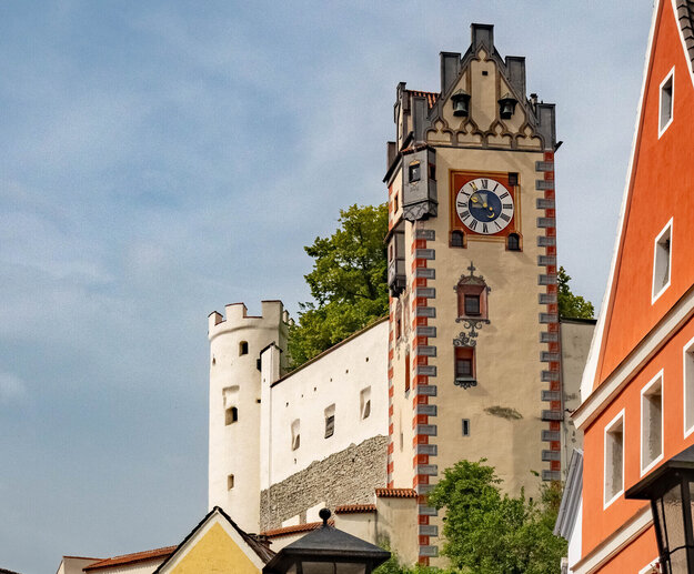 Der Uhrturm des Hohen Schlosses prägt die Kulisse der historischen Altstadt Füssen.