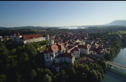 Luftaufnahme der Altstadt von Füssen mit dem Lech im Vordergrund