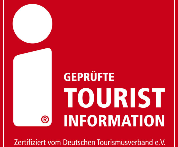 auf dem Bild erkennt man ein weißes kleines I und daneben stehe geprüfte Tourist Informatioen. Es zeigt das offizielle Prüfsiegel des DTV