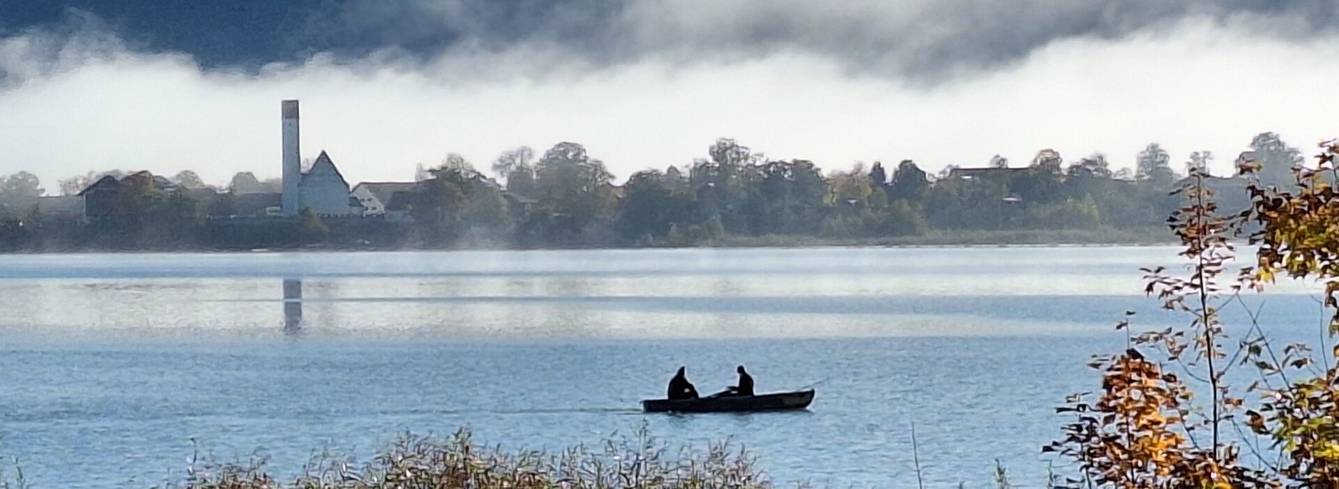 Das Bild zeigt ein Ruderboot auf dem Forggensee im Spätherbst