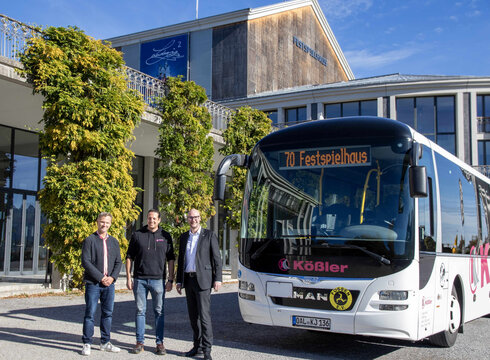 Zur Festspielhaus-Website Shuttle-Bus der Firma Kößler Busreisen vor dem Festspielhaus Neuschwanstein