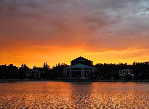 Festspielhaus Neuschwanstein in Füssen in der Abenddämmerung.