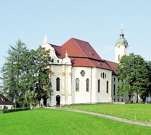 Auf dem Bild sieht man die schöne Rokkoko Wieskirche bei Steinganden. 