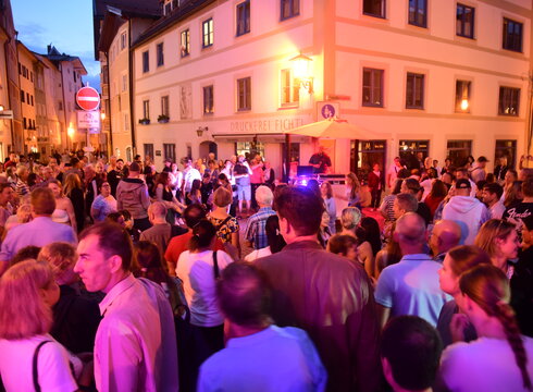 Zu den Veranstaltungsinfos Das Foto zeigt Besucher*innen des STreetfestivals auf dem Brotmarkt in Füssen.