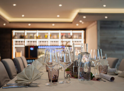 Zur Hotel-Website Eingedeckte Tafel in der Winlounge des Hotels Sommer