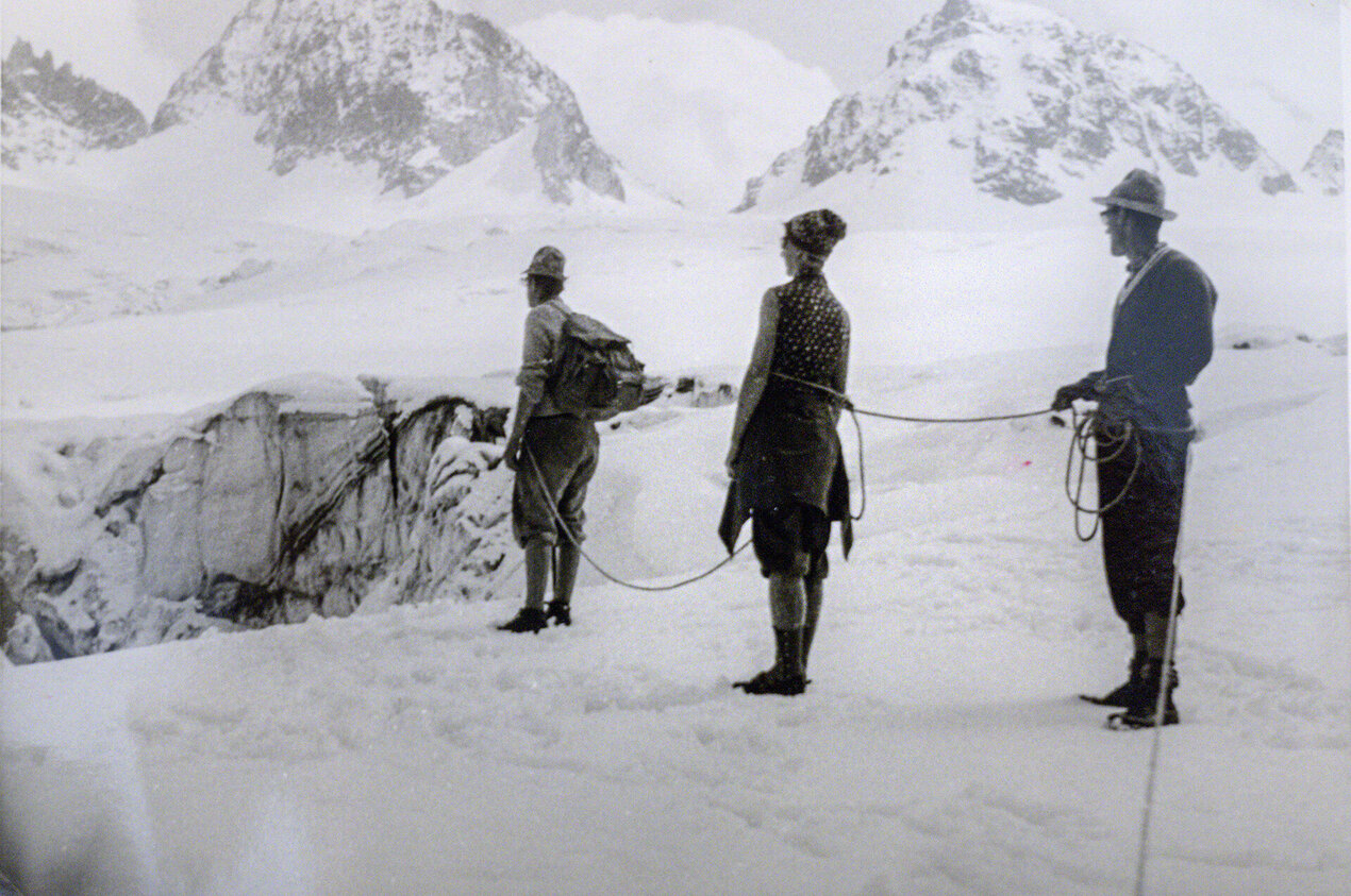 Historisches schwarz/weiß Foto: Bergsteiger im alpinen Gelände