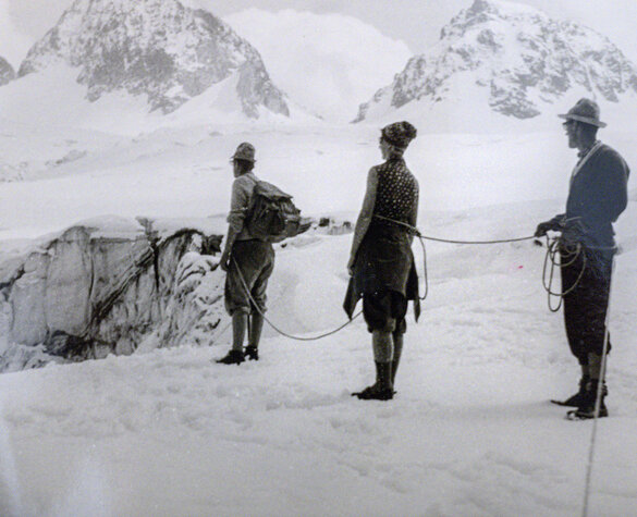 Historisches schwarz/weiß Foto: Bergsteiger im alpinen Gelände