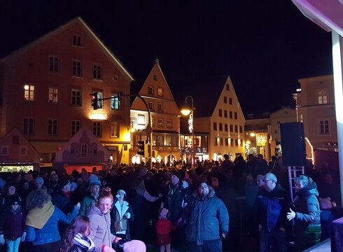 Feiernde Menge bei der Rutschparty 2024