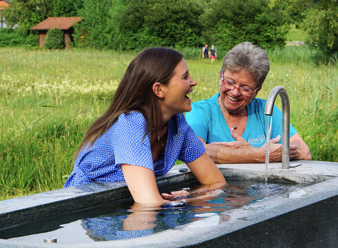 Zum Blogbeitrag Zwei Frauen beim Kneipp'schen Armbad.