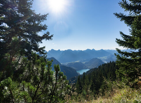 Zum Anderszeit-Blogbeitrag Das Foto zeigt den Blick auf die Alpengipfel über dem Alpsee bei Füssen.