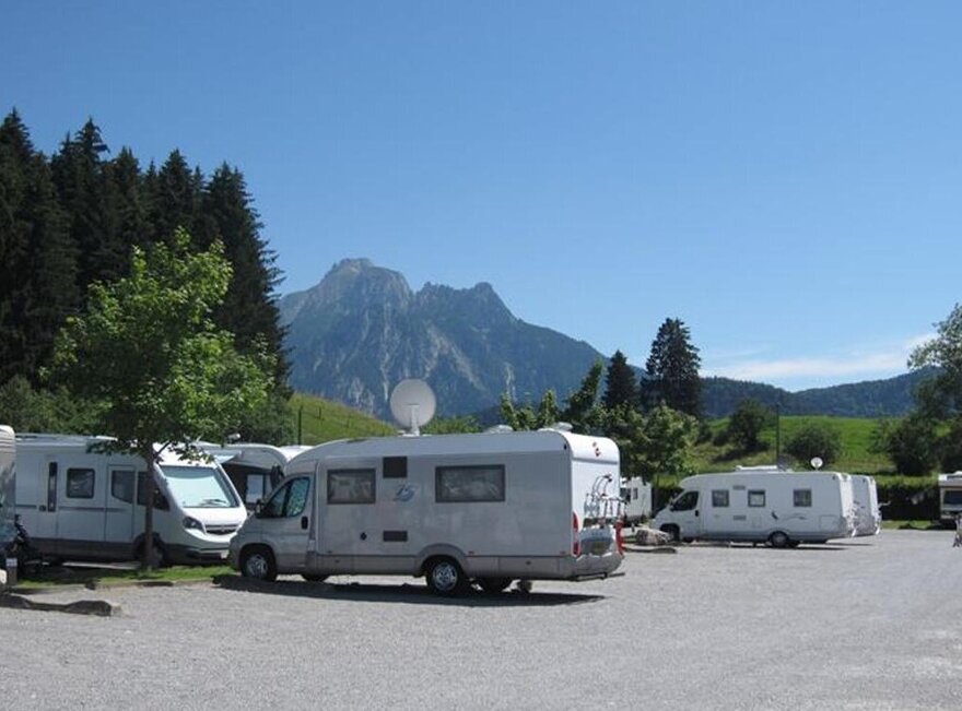 Das Bild zeigt den Wohnmobilstellplatz Füssen und Wohnmobile