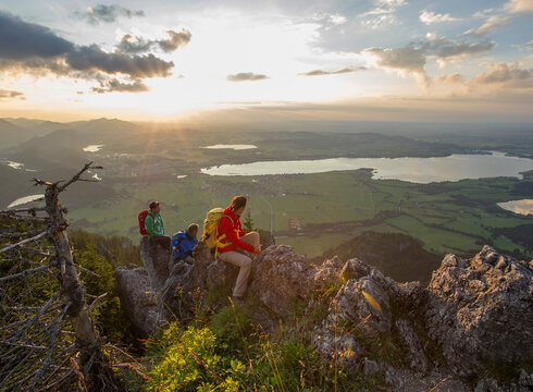 Zur Online-Abstimmung Wanderer auf der Himmelsstürmer Route bei einer Pause auf dem Tegelberg bei Füssen.