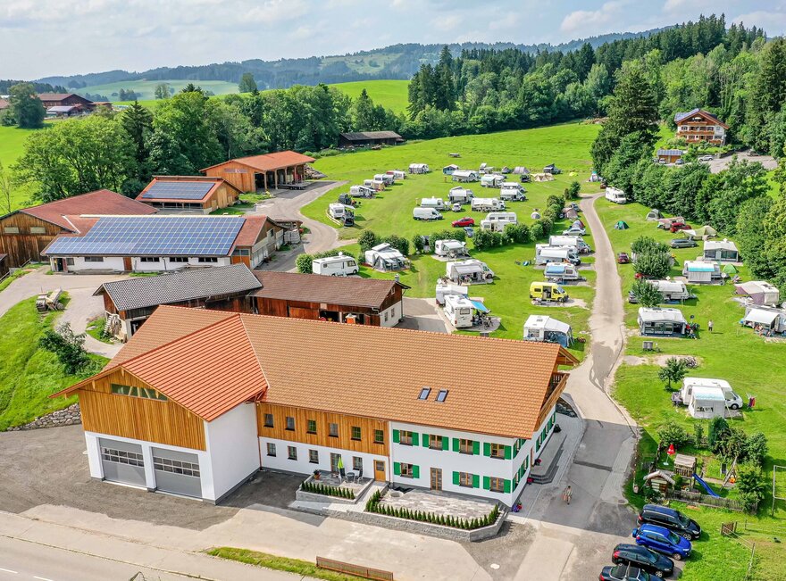 Luftbild vom Haus Guggemos mit Campingplatz und schöner Landschaft im Hintergrund