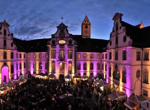 Adventsmarkt im wunderschön beleuchteten Klosterhof im Kloster St. Mang in Füssen