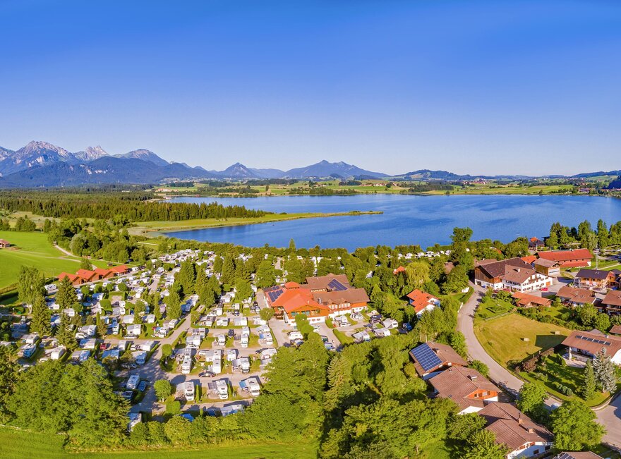 Luftbild vom Camping Hopfensee mit Hopfensee und den Tannheimer Alpen