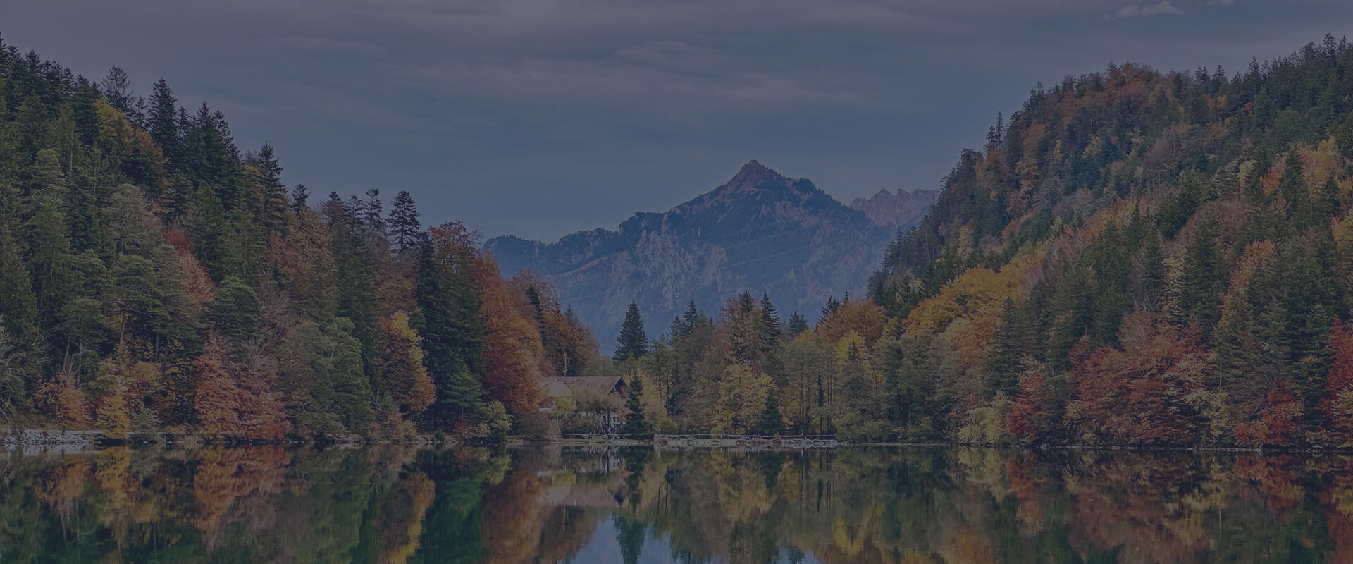 Herbstlicher Seeblick in das Faulenbacher Tal in Füssen-Bad Faulenbach