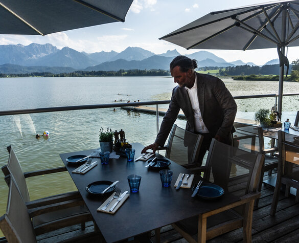 Zum Anderszeit-Blogbeitrag Das Foto zeigt die Terrasse vom Seehaus Hopfensee.