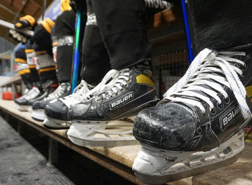 Eishockeyspieler warten auf der Bank aiuf ihren Einsatz