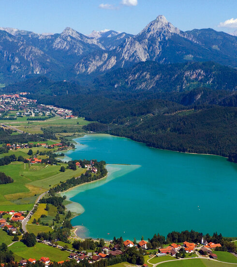 Panoramaaufnahme mit dem Weißensee, Füssen und dem Ammergebirge im Hintergrund