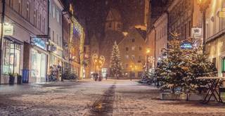 Die Reichenstraße in der Füssener Altstadt im Winter