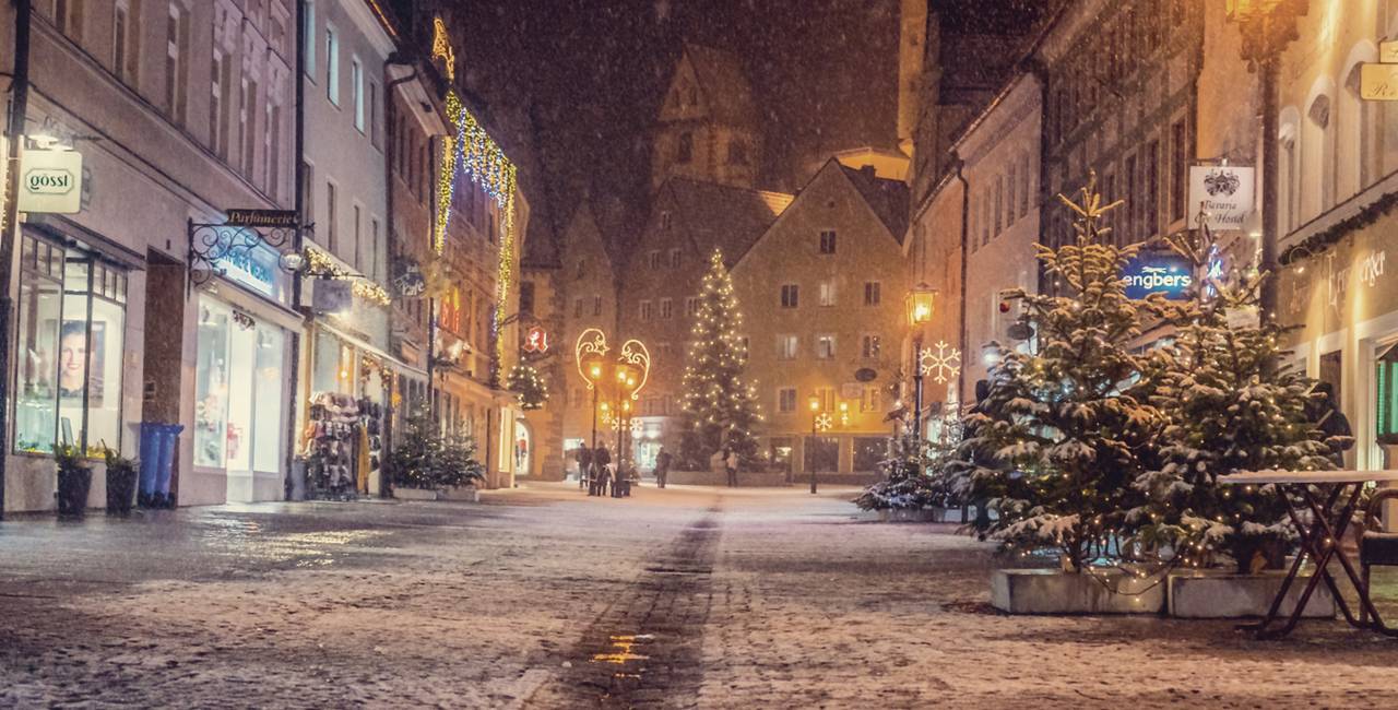 Die Reichenstraße in der Füssener Altstadt im Winter
